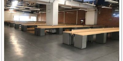 Oficina Amoblada en Arriendo – 658 m²

Oficina amoblada de 658 m², con 185 puestos de trabajo, cada uno con punto de datos.

Características principales:


 Salas de juntas: 2 salas de juntas equipadas.
 Espacios adicionales: 1 oficina y 1 salón de capacitación.
 Baños: Batería de baños.
 Cafetería: Espacio para área de descanso.
 Energía: 60 kVA con suplencia por planta eléctrica.
 Iluminación: Sistema de iluminación mixta.
 Climatización: Aire acondicionado central en cuartos técnicos y salas de juntas, con ventilación mecánica.
 Piso: Vinilo de alto tráfico y alfombra industrial.


Servicios del edificio:


 Vigilancia 24/7 y CCTV.
 Parqueaderos para motos y bicicletas y 1 parqueadero cada 100 m².
 6 ascensores, incluyendo ascensores panorámicos.

