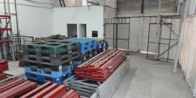 Bodega o local independiente en arriendo ubicada cerca a centros comerciales, supermercados de cadena, restaurantes, rutas de transporte público y servicios complementarios del sector. Cuenta con piso en madera y baldosa, 2 espacios, baños, piso reforzado de 2 toneladas, energia trifasica, KVA 30, transformador y  puerta camión de 4m x 4m, altura interna de 6m Inmuebles sujetos a verificación de disponibilidad.
