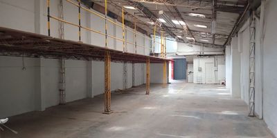 Bodega independiente en arriendo y venta, ubicada cerca a universidades, vías principales, restaurantes, parques, centros comerciales, rutas de transporte público y servicios complementarios. Cuenta con piso en mortero y porcelanato, 2  niveles, 5 espacios, baños, cocineta, techo en cielo raso, piso reforzado de 3T, energia monofásica, puerta camion de 2,40m x 3m, altura interna 4m, zona de carga, área de oficinas, balcón y bahía de parqueo.  Inmuebles sujetos a verificación de disponibilidad.
