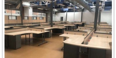 Oficina en Arriendo – Sector Floresta (469 m²)

Oficina de 469 m² con 114 puestos de trabajo, 1 sala de juntas y cafetería.

Características principales:


 Baños: Batería de baños externa.
 Energía: 50 kVA con suplencia por planta eléctrica.
 Iluminación: Sistema de iluminación mixta.
 Climatización: Aire acondicionado central en cuartos técnicos y sala de juntas, con ventilación mecánica.
 Piso: Vinilo de alto tráfico y alfombra industrial.
 Estacionamiento: 4 parqueaderos disponibles.


Servicios del edificio:


 Vigilancia 24/7 y CCTV.
 Parqueaderos para motos y bicicletas y 1 parqueadero cada 100 m².
 6 ascensores, incluyendo ascensores panorámicos.


Un espacio ideal para empresas que buscan comodidad, funcionalidad y una ubicación estratégica en el sector Floresta.
