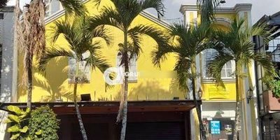 Arriendo o Venta casa comercial Cabecera  BucaramangaCasa comercial ubicada en la carrera 33  44 - 27 en cabecera, zona de alta influencia peatonal y vehicular, zona residencial, cerca de parques, centros comerciales, supermercados, restaurantes, colegios, bancos y vías principales. Características casa comercial, área de 526 m2, dos niveles, amplios espacios, 5 habitaciones, dos baños, 20 años de antigedad y 3 parqueaderos.ARRIENDO $12.000.000  IVA  VALOR VENTA $2.000.000.000pregunta por él, bajo el código Inmobiliario 1420-85 ¡Contáctanos! Agenda tu cita y con gusto te asesoramos.Contactos 3008006712Somos GRUPO ANDINO INMOBILIARIO, con nosotros tendrás tus trámites más fácil y rápido.