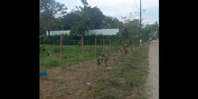 Lote esquinero en venta, cuenta con un area de 1.000 m2 aprox., cuenta con punto de luz (ya con matricula), totalmente encerrado, excelente ubicacion.

Contactanos para mas informacion.
