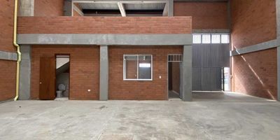 BODEGA INDUSTRIAL ESTRATÉGICA – PARQUE EMPRESARIAL NORTE DE POPAYÁN
Inversión + Rentabilidad | Vía a Cali | Ubicación Premium
Excepcional bodega comercial-industrial ubicada en moderno parque empresarial con conexión directa vía a Cali. GENERA RENTA MENSUAL o PERFECTA PARA SU MARCA PROPIA.
Características destacadas:

Doble altura ideal para operaciones eficientes
Mezzanine acondicionado para oficinas administrativas
Excelente iluminación natural (luz día)
Seguridad 24/7 con control de acceso
Ubicación estratégica norte de Popayán

Oportunidades de negocio:

Establecimiento de marca propia o franquicia
Punto de venta corporativo con bodegaje
Centro de distribución regional
Operaciones de manufactura y producción
Almacenamiento especializado con oficinas

Versatilidad garantizada: adquiera un activo productivo para rentabilidad inmediata o posicione su marca en ubicación estratégica. Valor negociable.
Disponible para visitas con cita previa