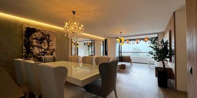 Apartamento en arriendo en unidad cerrada, ambiente campestre, tranquilo, de poco flujo vehicular, de muy fácil acceso a servicios complementarios y rutas de transporte público. Cuenta con piso en madera, sala comedor, estudio, 3 alcobas con baño en cada una y vestier en la principal, baño social, cocina integral abierta tipo americano, zona de ropas, balcón y parqueaderos paralelos cubiertos. Conjunto cerrado con ascensor, zonas sociales que incluyen piscina, gimnasio, salón social, parque infantil, placa deportiva, zonas verdes, vigilancia y portería 24 horas y circuito cerrado de tv.  Inmueble sujeto a verificación de disponibilidad.