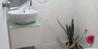 Apartamento para arriendo en ayurá, envigado. de 124 m, cuenta con salón-comedor, cocina integral cerrada con gas de red, tres alcobas, tres baños, biblioteca, pisos en cerámica, baño y alcoba de servicio, y garaje para un vehículo con cuarto útil. ubicado en unidad cerrada con portería las 24 horas y acceso a diferentes zonas comunes, tales como salón de juegos, ascensor y zonas verdes. También se arrienda amoblado por labor de $6.200.000. Código de Abad Faciolince APA8624 AMO8190. Asesor Alexander Vanegas 3127571291.