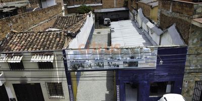 Lote en venta, excelente ubicación, área 264 metros cuadrados, 8 de frente x 33 de fondo, uso y aprovechamiento 10 viviendas 1 local, densidad 350, indice de construcción 2,7 índice de ocupación 60, actualmente se entrega rentando $ 5.000.000, con un avaluo catastral por valr de 550.000.000 y un impuesto predial anualizado por valor de 550.000.