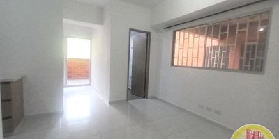 Código: 5901. 9° Piso en edificacion de 20 pisos. Acceso al inmueble: Directo a la vía, sendero peatonal y ascensor. Alcobas con puertas, baño cabinados en vidrio, calentador a gas, cubierta y extractor. Parqueadero para carro y cuarto útil. Precio negociable.