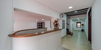 Casa comercial remodelada cerca de la zona financiera de la calle 72,  el inmueble está distribuida en tres niveles con espacios para oficinas privadas, salones amplios para sala de juntas o capacitaciones, recepción, cuarto rack, batería de baños en cada piso, cocina y zona de descanso para empleados, jardín interior, ocho parqueaderos, cámaras de vigilancia, puerta de seguridad.