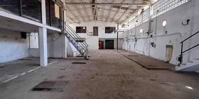 Amplia bodega disponible para arriendo en Cartagena, Bolívar. Este inmueble se ubica en el Conjunto Residencial Rincon del Alto Bosque, una zona estratégica para sus operaciones. Cuenta con 500 m² de área construida y privada, un espacio funcional ideal para almacenamiento o logística. Dispone de dos baños y un parqueadero, facilitando las actividades diarias. Con 25 años de antigüedad, la estructura es apta para diversos usos. El canon mensual es de $13,000,000. Para más detalles o programar una visita, puede contactarnos por WhatsApp, solicitar que lo contacten o ver los teléfonos disponibles.