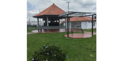 ? Casa Campestre en Venta en Zipaquirá, Cundinamarca

Disfruta de la tranquilidad y el aire puro en esta hermosa casa campestre de un nivel, con amplios espacios y una ubicación privilegiada en un entorno natural. Ideal para quienes buscan confort y contacto con la naturaleza.

? Espacios Amplios y Funcionales
Con 104 m² de área privada y un lote de 139 m², esta casa ofrece una distribución cómoda con sala comedor, cocina integral, 3 habitaciones, 2 baños completos (uno en la habitación principal con vestier) y un altillo ideal para almacenamiento o estudio.

? Comodidades y Seguridad
Cuenta con garaje descubierto para 2 vehículos, tanque de reserva de agua de 1.000 litros, armarios empotrados, calentador y suelos en cerámica/mármol. Además, se encuentra en una urbanización cerrada con vigilancia y circuito cerrado de TV.

? Zonas Sociales y Recreativas
Disfruta de una zona BBQ, piscina, cancha de tenis, parque infantil y espacios para camping. Todo en un ambiente campestre con acceso pavimentado y cercanía a zonas urbanas.

? Ubicación y Opciones de Permuta
Ubicada en una zona estratégica con acceso a transporte público, áreas turísticas y comercios. Se vende o permuta por casa campestre en Caldas.

¡Haz de esta casa tu nuevo hogar! Contáctanos para más información o para programar una visita. ?✨


