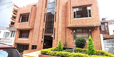 ¡Gran Oportunidad! Apartamento en venta, exterior, primer piso, acceso por escaleras. Con un área construida de 148 metros cuadrados, esta propiedad ofrece espacios amplios. Edificio sistematizado. El apartamento se encuentra en el exclusivo barrio El Batán, excelente ubicación, una zona residencial de alto valor, con excelentes vías de acceso como la Autopista Norte, la Calle 127 y la Avenida Pepe Sierra. Además, cuenta con una amplia oferta de transporte público, incluyendo  Alimentador de Transmilenio, rutas de SITP. Facilidad para acceder a taxis y transporte privado. Cercanía a puntos de interés Centros comerciales. Clínicas, Hospitales, Colegios y universidades, parques y zonas verdes. supermercados, restaurantes y otros servicios esenciales. ¡Agenda tu visita hoy mismo y descubre todo lo que esta propiedad tiene para ofrecer! .