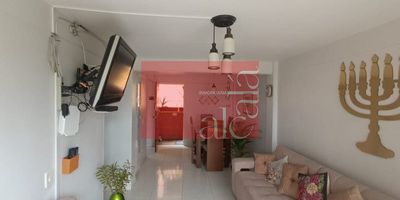 Apartamento amoblado en arriendo en Medellin, ubicado cerca de la Universidad de Medellín y del Metroplús. Piso 4 con ascensor en unidad cerrada con zonas comunes completas: piscina, salón social, zona deportiva, zonas verdes y parqueadero para visitantes. El inmueble cuenta con 3 alcobas, 2 baños, cocina integral, balcón, parqueadero descubierto y excelente iluminación. Sector residencial con acceso rápido a transporte público, supermercados, parques y centros comerciales.