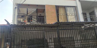 Alquiler de  Apartamento en Segundo Piso, ubicado en el barrio Alfonso López Cali,,ideal para familias que les gusta vivir cómodamente, Cerca de todo lo que necesitas, 

? Ubicación: Barrio Alfonso López, Cali – Tercera Etapa
? Área: 80 m² | ? 2do piso
? 3 habitaciones | ? 1 baño
? Canon de arriendo: $600.000
? Balcón y zona de oficios

Este apartamento amplio y reformado es ideal para quienes buscan comodidad, espacio y una excelente ubicación en Cali. Con un balcón perfecto para relajarse, gas domiciliario y acabados en cerámica, este hogar te ofrece el bienestar que necesitas. Además, su cercanía a colegios, parques y transporte público lo convierte en una opción inmejorable.
