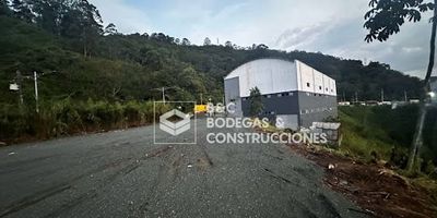 Ubicado en una de las vías principales de Caldas, este lote de 3.000 m² con visibilidad y fácil acceso