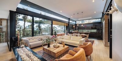 Esta hermosa propiedad se encuentra ubicada en un amplio lote de 2,300 metros cuadrados, ofreciendo un espacio generoso tanto en su exterior como en su interior. Con una construcción de 400 metros cuadrados, la casa está diseñada para brindar el máximo confort y privacidad. La vivienda cuenta con tres habitaciones, cada una de ellas con baño privado y vestier, lo que garantiza total comodidad y privacidad para sus habitantes. Además, dispone de una alcoba de empleada con baño, ideal para brindar independencia y funcionalidad a la zona de servicio. Para quienes disfrutan del ejercicio y la relajación, la propiedad cuenta con un gimnasio completamente equipado, así como un jacuzzi y un turco, creando un ambiente perfecto para el bienestar y el descanso.
