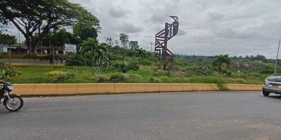 En el hermosa municipio de Quimbaya , en el departamento del Quindío, se encuentra este lote o terreno de 72 M2 disponible para la venta. Su amplia área lo convierte en una excelente opción para construir la casa de tus sueños o para desarrollar un proyecto inmobiliario rentable.

Tanto el área del terreno como la construida y la privada son de 72 M2, lo que brinda un espacio suficiente para crear espacios acogedores y funcionales. Además, cuenta con características internas que hacen de este lote una opción atractiva, como su admisión de mascotas, disponibilidad de agua y una espléndida vista panorámica.

Otro punto a destacar es la disponibilidad de servicios básicos como electricidad y gas domiciliario, lo que brinda comodidad y facilidad para construir en este terreno. En cuanto a sus características externas, su ubicación en zona residencial permite un acceso pavimentado y cercanía a áreas turísticas, como la presencia de árboles frutales y bosque nativos.

Además, a sus alrededores encontrarás una variedad de colegios y universidades de prestigio, así como parques y ríos/quebradas cercanas para disfrutar de la naturaleza. Su ubicación privilegiada sobre una vía principal también te brinda un fácil acceso a zonas deportivas y espacios verdes, ideales para llevar un estilo de vida saludable.

En resumen, este lote en Quimbaya ofrece una excelente oportunidad para construir tu hogar en una zona tranquila y llena de naturaleza, con todas las comodidades y servicios al alcance de tu mano. ¡No dejes pasar esta oportunidad y contáctanos para más información!
