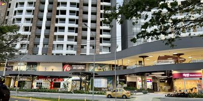 Oportunidad única local comercial de 30 metros cuadrados en exclusivo mall de Cerritos, una de las zonas más cotizadas y estratégicas de la ciudad. Este moderno centro comercial cuenta con ascensor, baños, y una amplia oferta de restaurantes y hoteles, lo que asegura un alto flujo de clientes y visibilidad para tu negocio. Con una ubicación inmejorable y un entorno de lujo, este local es perfecto para emprender o expandir tu marca en un ambiente sofisticado y concurrido. ¡Potencia tu negocio en el mejor lugar de Cerritos!