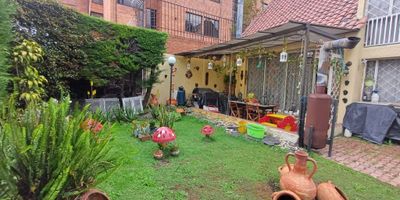 Descubre esta encantadora casa ubicada en una de las zonas más exclusivas de la ciudad. Con 3 habitaciones y 3 baños, este hogar ofrece un espacio amplio y acogedor para toda la familia. Con 150 metros cuadrados, cada rincón ha sido cuidadosamente diseñado para brindar comodidad y elegancia. Los 2 parqueaderos garantizan la seguridad de tus vehículos. No pierdas la oportunidad de vivir en este lugar único que te brindará tranquilidad y confort. ¡Haz de esta casa tu nuevo hogar!