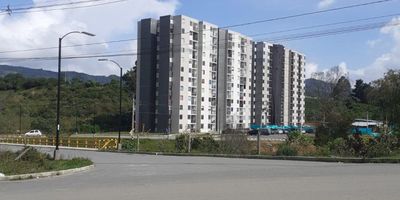 Se vende apartamento en Bosques de la Cimarrona, El Carmen de Viboral. Este apartamento de 56.6 m² está ubicado en el sexto con ascensor. Consta de tres habitaciones, dos baños, cocina integral, zona de ropas y parqueaderos comunes descubiertos. El conjunto residencial cuenta con parque infantil y acceso controlado por token. Se encuentra a pocas cuadras del parque principal, en una zona campestre tranquila, ideal para vivir o invertir.