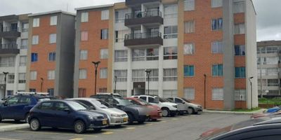 SE ARRIENDA LINDO APARTAMENTO 

DESCRIPCIÓN  apto con  excelentes acabados y una gran iluminación

Alcobas 3
Estudio
Cocina Semiintegral 
Zona de lavandería amplia
Sala comedor 
Sin parquedero 
Calentador a gas

El conjunto cuenta  con
Salón comunal
Parqueaderos de visitantes
Vigilancia 
amplias zonas verdes y parques infantiles