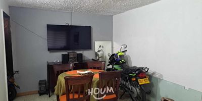 [VEN] ID HOUM: 149333

En Houm te ayudamos de forma fácil y segura. Los beneficios de comprar con nosotros:
    • Te ayudamos a conseguir financiamiento a través de una asesoría personalizada
    • Mediación y seguimiento de todo el proceso
    • Ponemos a tu disposición profesionales en notariado, registro y asesoría jurídica
¡Solo te preocupas de las firmas!

Casa en venta, ubicada en el barrio Monteclaro, con una superficie construida de 72.00 m² y superficie total de 72.00 m². 

Sus principales características son:

    • 2 dormitorios
    • 2 baños
    • No Admite mascotas
            
Si compras con nosotros, te brindamos asesoría personalizada durante todo el proceso.
        
Más que una inmobiliaria, somos Houm.
*Aplican T&C