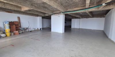 Se arrienda local comercial en el barrio Marbella, Cartagena, Bolívar. Este amplio local de 550 m² de área construida y privada, ofrece un espacio versátil para su negocio. Dispone de 1 baño y cuenta con 3 parqueaderos, facilitando el acceso para clientes y personal. Situado estratégicamente en Carrera 1 46-06, es ideal para emprendedores que buscan visibilidad en una zona de alta afluencia en Cartagena. Con 35 años de antigüedad, este local en arriendo presenta una excelente oportunidad. El canon de arriendo es de $30,250,000. Para más detalles sobre este local comercial en Cartagena o para programar una visita, puede contactarnos por WhatsApp, solicitar que lo contacten o ver los teléfonos disponibles.