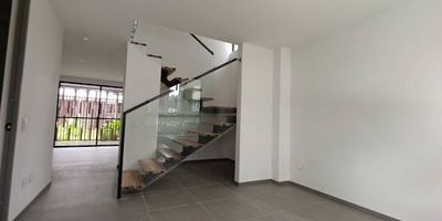 Hermosa casa en venta!! conjunto residencial Entre Parques, Dosquebradas, 140mt2 , cerca a colegios, universidades, centros comerciales, restaurantes, cómodas vías de acceso, zona exclusiva de la ciudad. cuenta con 3 habitaciones con closet, 3 baños, cocina integral, sala comedor amplia, zona de ropas, parqueadero privado.  contáctanos!!