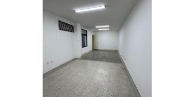 En la hermosa ciudad de Bucaramanga, ubicada en el departamento de Santander, se encuentra disponible una oficina para alquiler que se ajusta perfectamente a tus necesidades empresariales. Con una estratégica ubicación sobre una vía principal y con acceso pavimentado, esta oficina ofrece una excelente opción para emprendedores y empresas que buscan un espacio cómodo y funcional.

Con un área de 30 M2, esta oficina te brinda suficiente espacio para llevar a cabo tus actividades comerciales de manera eficiente. Su distribución interna ha sido diseñada para maximizar el aprovechamiento del espacio, creando un ambiente acogedor y agradable para trabajar en él.

Además, cuenta con un baño propio, lo que te evita tener que compartirlo con otras oficinas o salir del edificio para utilizarlo. Y para tu comodidad, dispone de los servicios básicos de agua y electricidad, indispensables para el buen funcionamiento de cualquier negocio.

Pero no solo eso, alrededor de esta oficina podrás encontrar una gran variedad de centros comerciales que te brindarán una amplia oferta gastronómica, de entretenimiento y servicios para tus necesidades empresariales. También contarás con la cercanía de la oficina de negocios más importante de la ciudad, permitiéndote establecer contactos y crear alianzas estratégicas para el crecimiento de tu empresa.

¿Y qué hay del transporte? No te preocupes, esta oficina está rodeada de varias opciones de transporte público, facilitándote a ti y a tus empleados el desplazamiento por la ciudad. ¿ Parqueadero? no te preocupes cuentas con un parqueadero enfrente que hace que sea facil la llegada de clientes o visitantes.

No pierdas la oportunidad de convertir esta oficina en tu nuevo hogar empresarial. ¡Contáctanos ahora y reserva tu cita para conocerla!
