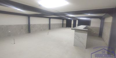 Local de 210 mts², piso 1, son  2 salones amplios, barra, baños, piso en cerámica, ideal para salón de billares, supermercados.Valor del canon de arriendo es más IVAExcelentes espacios y ubicación, buenos acabados.Ubicado cerca a la central mayorista, estación del metro, con facil acceso al transporte público.codigo interno 8465Si deseas más información puedes escribir al WhatsApp 3052957899