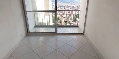 447-6237 Apartamento en arriendo en el sector de calasania cuenta con un área aproximada de 55 metros,  3 alcobas, 2 baños, cocina integral, zona de ropas, balcón, sala comedor, piso en cerámica y parqueadero cubierto. unidad con portería 24 horas, piscina, salón social, juegos infantiles, zonas verdes, shut de basuras, ascensor,  ubicado en el sector de Calasanz, cerca a avenida la 80, colegio la piedad, parroquia Emaús, mercados calle Colombia. cuenta con excelentes rutas de transporte e integrado metro.  