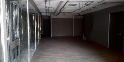 Local independiente en arriendo cuenta con una excelente ubicación sobre vía principal, cerca a vías principales, rutas de transporte público, centros comerciales, supermercados y servicios complementarios del sector. Cuenta con piso en baldosa, 2 niveles, 2 espacios, baños, mezanine, vitrina, energía monofásica 8KVA, bahia de parqueo. Inmuebles sujetos a verificación de disponibilidad.
