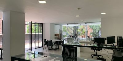 Oficina en arriendo y venta en ubicada cerca a supermercados, centros comerciales, iglesia, rutas de transporte público y servicios complementarios. Cuenta con piso en porcelanato 2 espacios, baño privado, divisiones en vidrio, cocineta, cableado de red, techo en cielo raso, aire acondicionado central, terraza y parqueaderos. Conjunto cerrado con ascensor, planta eléctrica, bahía de parqueo, baños comunales, parking visitantes sin costo, vigilancia y portería 24 horas, citofonia y circuito cerrado de tv. Inmuebles sujetos a verificación de disponibilidad.
