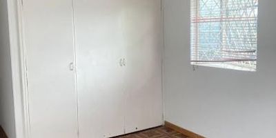  Casa en arriendo en Las Villas  Amplia, cómoda y bien ubicada. Se arrienda hermosa casa con excelente distribución y ubicación en el barrio Las Villas, ideal para familias que buscan comodidad y accesibilidad. Características 4 alcobas, incluida la principal con baño privado. 3 baños baño social, baño de alcobas y baño de alcoba principal. Amplia sala con chimenea, perfecta para reuniones y descanso. Zona de comedor independiente. Cocina funcional con buena iluminación. Patio interno y zona de lavandería. 4 parqueaderos, brindando comodidad y seguridad. Ubicación privilegiada. A pocos minutos de Centro Comercial Bulevar Niza y Centro Comercial Parque La Colina Supermercados como Éxito, Carulla y D1 Vías principales Avenida Suba, Autopista Norte, Calle 127 y Calle 134 Fácil acceso a TransMilenio y transporte público Zona residencial tranquila y con alta valorización. No dejes pasar esta oportunidad Contáctanos hoy mismo para más información o agendar tu visita.