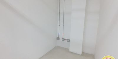 Local en arriendo en Copacabana, Antioquia, ubicado en el barrio SIMON BOLIVAR SB (Centro). Este espacio comercial de 6 m² se encuentra en el primer piso de una edificación de cinco niveles. Ideal para su emprendimiento, el local ofrece acceso directo a la vía y un sendero peatonal, facilitando la visibilidad. La propiedad cuenta con vigilancia, brindando mayor tranquilidad. El canon de arriendo es de $900.000. Para conocer más detalles o coordinar una visita, contáctenos vía WhatsApp, la opción ""Quiero que me contacten"" o consulte los teléfonos disponibles.