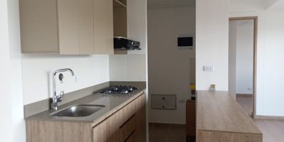 Codigo 26709. ? Apartamento en venta ubicado en Rionegro sector Barro Blanco? Características del Inmueble:• Área construida: 69.87 m²• 2 habitaciones, cada una con baño privado y vestier• 3 baños en total• Cocina integral abierta con cubierta a gas y campana• Zona de ropas• Balcón con excelente vista• Parqueadero privado y cuarto útil• Red de gas y servicios públicos? Valor de venta: $550.000.000? Administración: $264.080? Descripción:Ubicado en el sector de Barro Blanco, Rionegro, este hermoso apartamento ofrece una combinación perfecta de comodidad, ubicación y calidad de vida. Su diseño moderno y espacios bien distribuidos brindan un ambiente acogedor y funcional.? Entorno y Ubicación:• Cerca de centros comerciales Reserva Plaza y Río del Este• Fácil acceso a Llano Grande, CC San Nicolás, San Antonio de Pereira y el parque principal de Rionegro• Conectividad a vías principales y transporte público? Zonas Comunes:• Portería 24/7 y seguridad privada• Turco y gimnasio totalmente equipado• Salón social para reuniones y eventos• Parque infantil y zona de mascotas• Sendero para trotar y amplias zonas verdes• Laundry Room? ¡Contáctanos para más información y agenda tu visita hoy mismo!