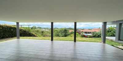 Casa Campestre en Venta en unidad cerrada ubicada en Combia de facil acceso, moderna de un nivel, con iluminacion y ventilacion natural, con amplios espacios, cuenta con sala comedor, pisos en porcelanato,  tres habitaciones y tres baños, cocina integral tipo americano meson en quarztone, estufa y calentador a gas, zona de ropas, antejardín, aire acondicionado. La casa cuenta con acabados modernos, amplias zonas verdes y  parqueaderos. La unidad cuenta con Vigilancia y porteria las 24 Horas. Inmuebles sujetos a verificación de disponibilidad. Venta Combia Pereira.