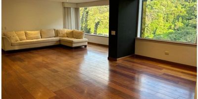 Area 200 mts, piso séptimo exterior, tres habitaciones, tres baños, estudio, sala con chimenea, comedor independiente, cuarto y baño de servicio, cocina cerrada con isla, baño social, zona de lavanderia, dos parqueaderos, pisos de madera natural en todo el apartamento. canon mas administracion apts c-dos 
