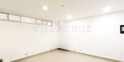 oficina cuarto piso en centro comercial al lado de puerta del norte, nos ofrece una área aproximada de 30 mts, baño, piso en cerámica, paga una administración de $173.000 mensual