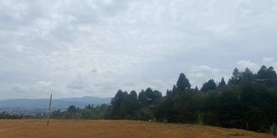 Hermoso Lote disponible para la venta en el Municipio de Guarne, ubicado en Condominio Tierra del Sol, el lote cuenta con un área de 1834mts, topografía en gran parte plana, listo para desarrollo de Vivienda, ideal para construir la casa de sus sueños. El Lote cuenta con acometidas de energía y  agua, el condominio ya cuenta con la PTAR, hermosa vista a la naturaleza con conexión directa a ella, ambiente tranquilo y excelente ubicación, fácil acceso y cercanía al casco Urbano del Municipio.