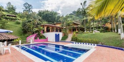 Finca en Girardota, Antioquia, auto sostenible, estilo mexicana, con área total de 26.400 mts2, casa principal de 400 mts2 con siete cuartos, cinco baños completos, dos salas, cocina, comedor principal y auxiliar, zona de ropas, sala de TV, billar, corredores amplios y dos aguas. Además cuenta con piscina con playa, kiosco, bodega, parqueadero para 15 carros, zonas verdes y frutales como mandarina oneco, árboles en producción, naranja tangelo, limón, lima, plátanos, banano, yuca, aguacate, maracuyá, mango, guanábana, papaya, coco, zapote, guayaba. Casa mayordomo. Código Abad Faciolince FIN1663, asesor Mauricio Correa cel. 3127578505