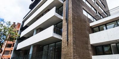 Ubicado en zona residencial (Los Rosales), Cuenta con cómodos y amplios espacios, vista exterior iluminación natural, alcoba con baño privado, cocina abierta, baño social,  balcón amplio. Edificio con gimnasio y cinema , parqueo de visitantes. Fácil movilidad por la Av. Circunvalar, Cra 5 y Cra 7. Cercano a Parques Los Rosales y Emaús,  Centros comerciales: Av. Chile, Castillo, Andino y Retiro. Almacenes: Carulla, Éxito Express, Restaurantes de la Zona G, Zona T y Zona financiera.