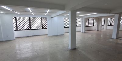 Oportunidad unica en Itagui! Este espacioso local comercial, con excelente ubicacion, es perfecto para tu negocio. No dejes pasar esta chance y haz crecer tu emprendimiento en un lugar estrategico!



