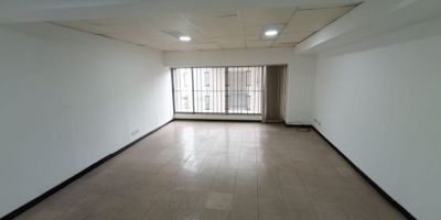 ¡Oficina en Arriendo en el Centro de Manizales! ?✨

Ubicada en el corazón de la ciudad, esta oficina de 30 m² es perfecta para tu negocio. Su amplitud y excelente iluminación crean un ambiente ideal para trabajar con comodidad.

? Espacios Funcionales: Cuenta con baño auxiliar, biblioteca/estudio y citófono para mayor privacidad y eficiencia. Además, ha sido reformada para ofrecer un espacio moderno.

? Edificio con Excelentes Servicios: Administración y vigilancia 24/7, ascensor, planta eléctrica y acceso para discapacitados, garantizando seguridad y comodidad.

? Ubicación Estratégica: Sobre vía principal, cerca de centros comerciales, universidades y transporte público, con parqueadero para visitantes.

¡Disponible para arriendo inmediato! Contáctanos y agenda tu visita. ??


