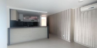 Apartamento en arriendo en Porvenir, ubicado en unidad cerrada cerca a supermercados, panaderias, hoteles, clinicas, droguerías, rutas de transportes público. Cuenta con 2 habitaciones, 2 baños, sala comedor, estar de tv, pisos en porcelanato y ceramica, estufa, campana y hornos empotrados, cocina integral tipo americano con mesón en granito, baño social. En conjunto cerrado zonas verdes, piscina, parques infantiles, salon comunal, vigilancia y porteria 24 horas.
