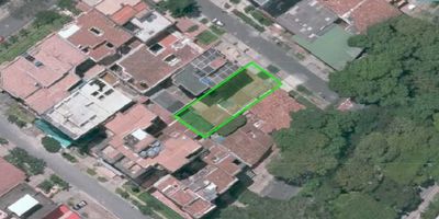 CONSTRUYA AQUI SU PROYECTO DE APARTAMENTOS 
SUPER UBICACION
MEDIDAS APROXIMADAS LOTE :

FRENTE 12.32 METROS

FONDO 25 METROS 

REGLAMENTACIÓN USO DEL SUELO
En concordancia con el POT del municipio de Medellín definido mediante el Acuerdo No. 048 de 2014, el predio objeto de avalúo presenta las siguientes condiciones:
Clasificación del suelo
Urbano
Tratamiento
Consolidación Nivel 1
Polígono de tratamiento
Z4_CN1_13
Categoría de uso
Áreas de baja mixtura

Densidad habitacional
330 Viv/ha
Índice de construcción
2,8
Índice de ocupación
60%

Aproximadamente pueden construirsen unos 14 apartamentoS, esto se validaria en el momento de una negociacion.
 
Las edificaciones más representativas del sector son:
 Universidad Pontificia Bolivariana
 Centro Comercial Unicentro
 Parques del Rio Medellín

 