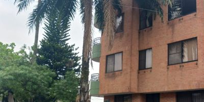 Gran oportunidad de inversión en el barrio Capri, Cali!

Se vende Edificio Bali, ubicado en el sur de Cali, en un sector estratégico y residencial. Este inmueble está dividido en cinco pisos independientes, cada uno con matrícula inmobiliaria y servicios públicos individuales, lo que lo convierte en una excelente opción para inversión y renta.

 Distribución: 5 pisos + terraza
 Parqueaderos: 7 
Distribución por pisos
 Primer piso – Apartamento 101
	•	Área privada: 61,03 m²
	•	2 habitaciones
	•	2 baños
	•	Sala comedor
	•	Estudio
	•	Cocina
	•	Zona de oficios
 Segundo, Tercer y Cuarto piso – Apartamentos 201, 301 y 401
	•	Área privada: 73,4 m²
	•	2 habitaciones
	•	2 baños
	•	Sala comedor
	•	Estudio
	•	Cocina
	•	Zona de oficios
	•	Balcón
 Quinto piso – Apartaestudio
	•	Área privada: 48 m²
	•	1 habitación
	•	1 baño
	•	Cocina
	•	Balcón
	•	Aire acondicionado
Terraza
	•	Entechada
	•	Vista panorámica
Contactanos para mas información