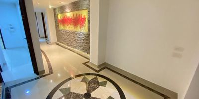 Hermoso apartamento en arriendo, ubicado en el barrio La Calleja, ofrece un ambiente de lujo, amplitud y confort. Cuenta con tres espaciosas habitaciones con clóset,  la principal con su propio vestier y un baño privado con jacuzzi. En total, dispone de tres baños estratégicamente distribuidos para mayor comodidad. La zona social destaca por su elegancia e luminosidad, con grandes ventanales ofrece luz natural, una chimenea junto con su balcon que aporta calidez y sofisticación. Un área adicional con mobiliario tipo bar y un espacio ideal para gimnasio o estudio complementan el diseño funcional del apartamento. Uno de sus mayores atractivos es su terraza privada, la cual recorre todo el apartamento, ofreciendo un ambiente fresco y exclusivo. La cocina integral incluye una zona de lavandería independiente, así como habitación y baño de servicio. cuenta con dos parqueaderos independientes Cod: 4014