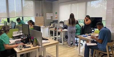 Oficina disponible para la renta en el Centro Logístico Galicia, cuenta con 39.57 mts2, para mayor información comunícate con nosotros... Castellón Inmobiliaria. 