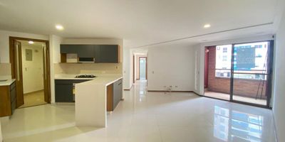 Se arrienda amplio apartamento en sabaneta en el barrio aves maria, muy cerca a la avenida las vegas y mayorca. El apartamento es amplio de 100 mt2. dos balcónes, cuartos amplios y la cocina abierta recien remodeladas con zona de ropas independiente. 
Unidad completa con zonas comunes para su uso y disfrute.