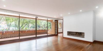 Espectacular apartamento con gran terraza y amplísimo balcón en un edificio firmado por el reconocido arquitecto Rogelio Salmona, quien deja su inconfundible estilo plasmado en este proyecto en el exclusivo barrio La Cabrera. El apartamento se caracteriza por su amplitud; lo que permite reconfigurar los espacios si así se requiere para lograr los ambientes ideales. Tiene una amplísima cocina con salida a su gran terraza, lo que le permite organizar eventos familiares y sociales con total comodidad y dejar a sus invitados sorprendidos. Una sala de gran dimensión para organizar sus muebles y lucirlos en todo su esplendor, sobre sus preciosos pisos en madera y además un gran balcón para tener más luz natural en todo el apartamento, cuenta también con estudio y dos alcobas, pero gracias a su generosa área, usted podría contar con una tercera alcoba sí así lo desea, mediante una sencilla remodelación del espacio.
Pida una cita y conozca esta joya arquitectónica ya mismo